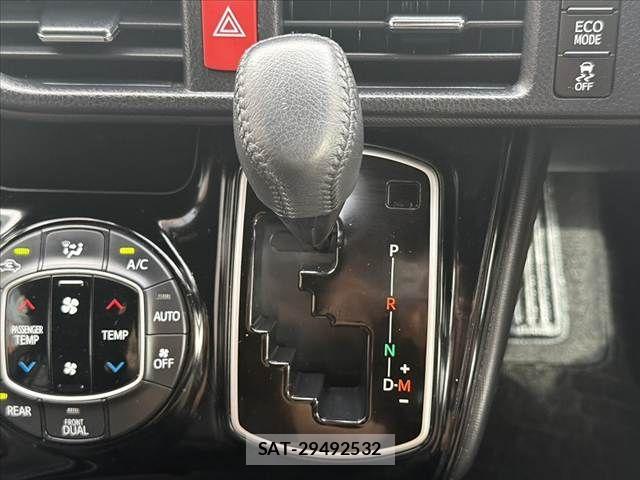 Toyota VOXY 2017-08 8662289-23