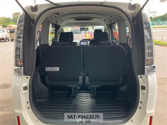Toyota VOXY 2014-01 8662298-16