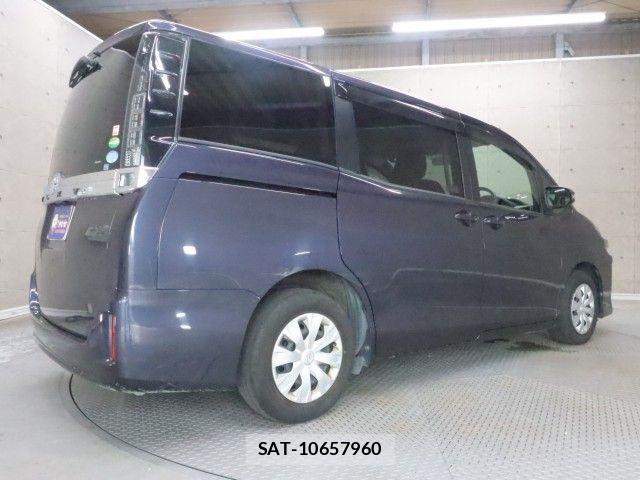 Toyota VOXY 2014-07 8686898-1