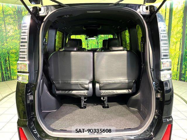 Toyota VOXY 2018-10 8686886-10