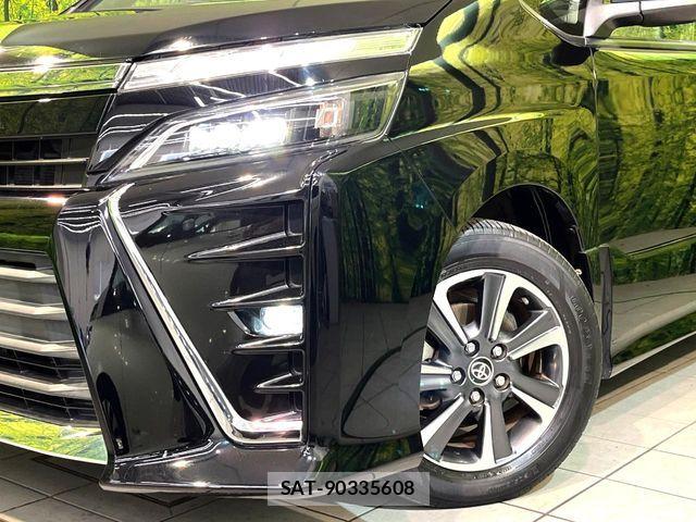 Toyota VOXY 2018-10 8686886-12