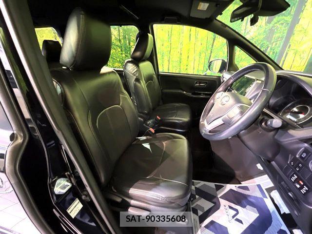 Toyota VOXY 2018-10 8686886-7