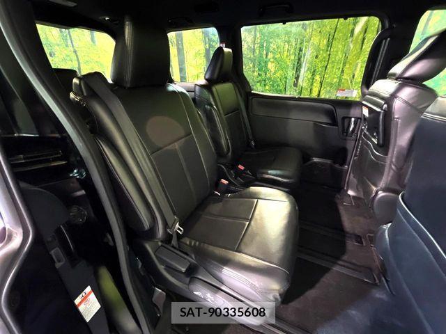 Toyota VOXY 2018-10 8686886-8