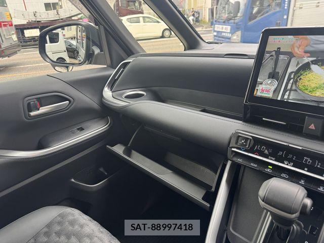 Toyota VOXY 2024-11 8686882-21