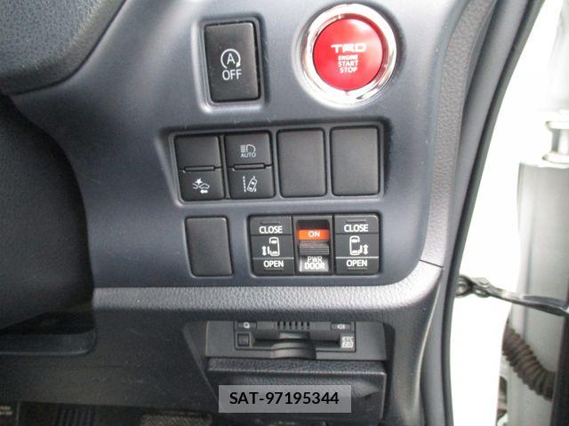 Toyota VOXY 2016-09 8686890-10