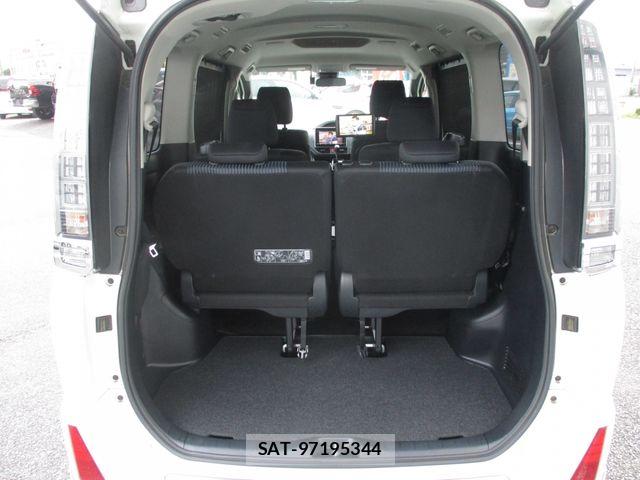 Toyota VOXY 2016-09 8686890-16