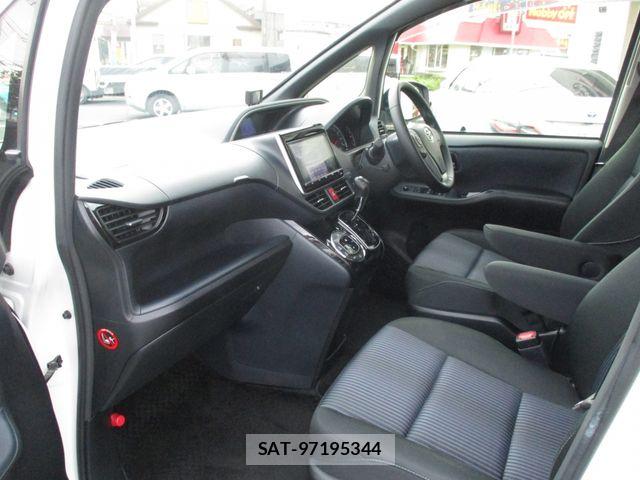 Toyota VOXY 2016-09 8686890-21