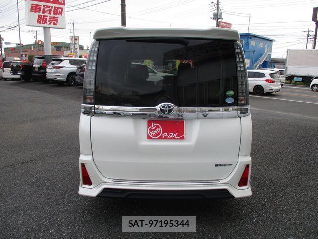 Toyota VOXY 2016-09 8686890-5
