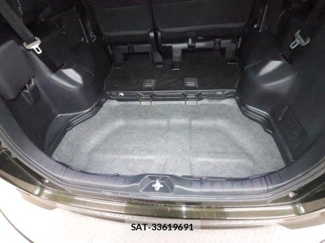 Toyota VOXY 2017-09 8686894-14