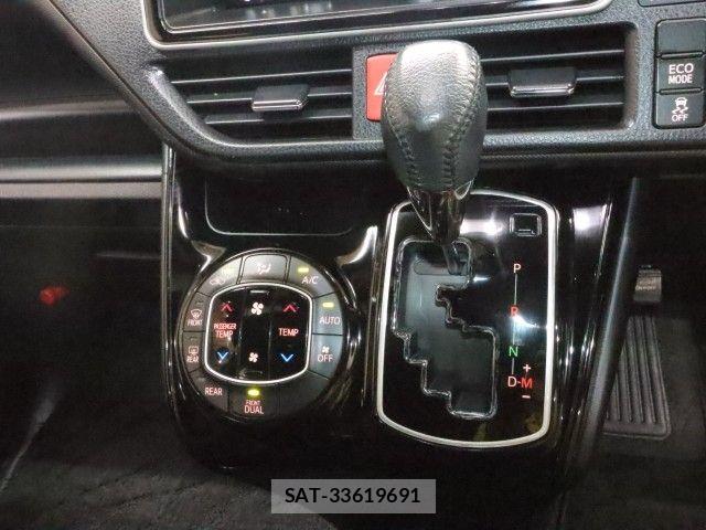 Toyota VOXY 2017-09 8686894-18