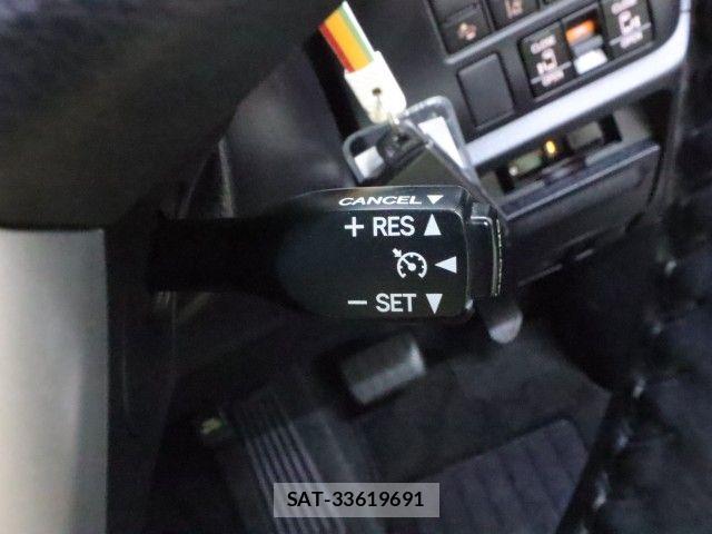 Toyota VOXY 2017-09 8686894-20