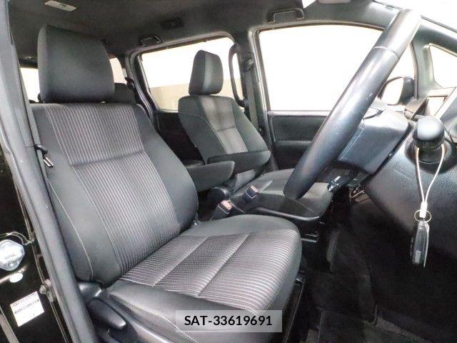 Toyota VOXY 2017-09 8686894-3