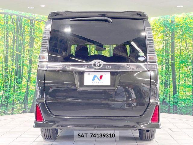 Toyota VOXY 2018-12 8686887-15