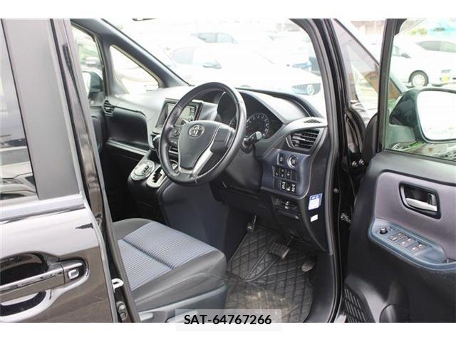 Toyota VOXY 2016-09 8686897-26