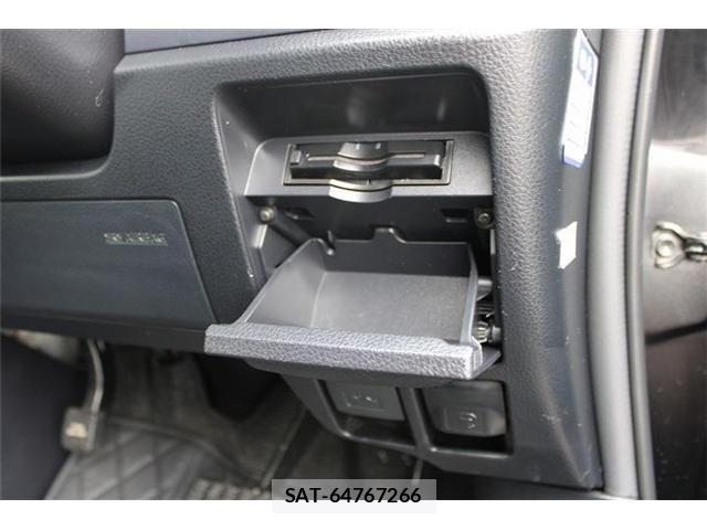 Toyota VOXY 2016-09 8686897-5