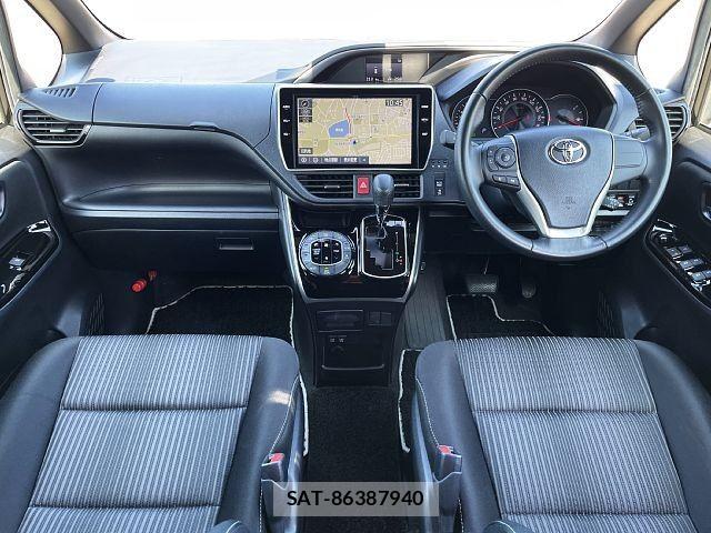 Toyota VOXY 2019-03 8686888-1