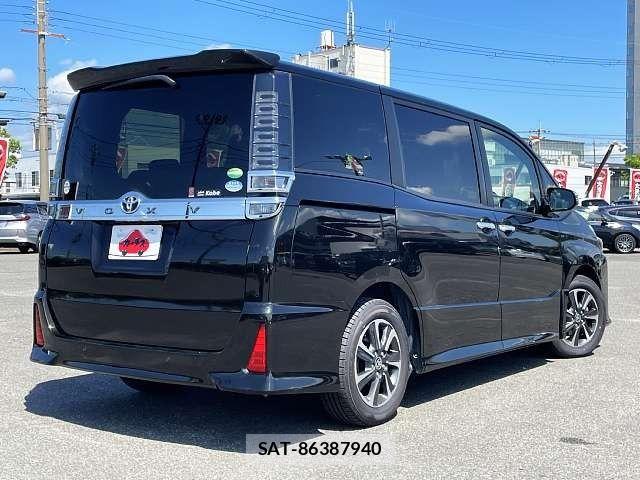 Toyota VOXY 2019-03 8686888-2