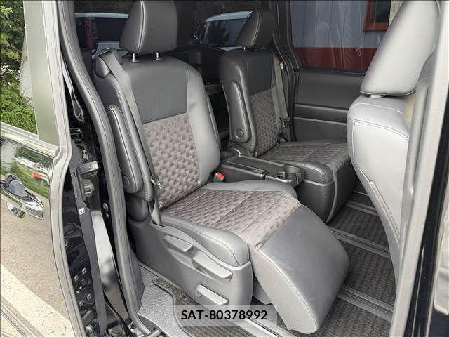 Toyota VOXY 2023-09 8686878-16