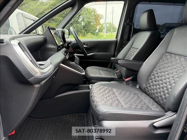 Toyota VOXY 2023-09 8686878-24