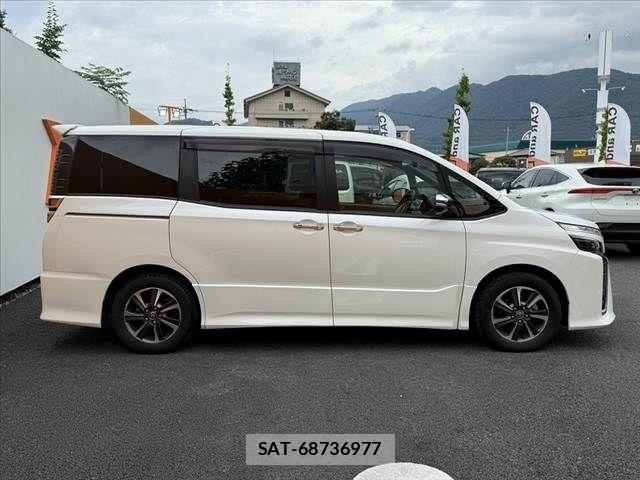 Toyota VOXY 2021-01 8686884-11
