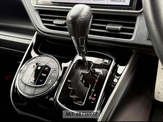 Toyota VOXY 2021-01 8686884-24