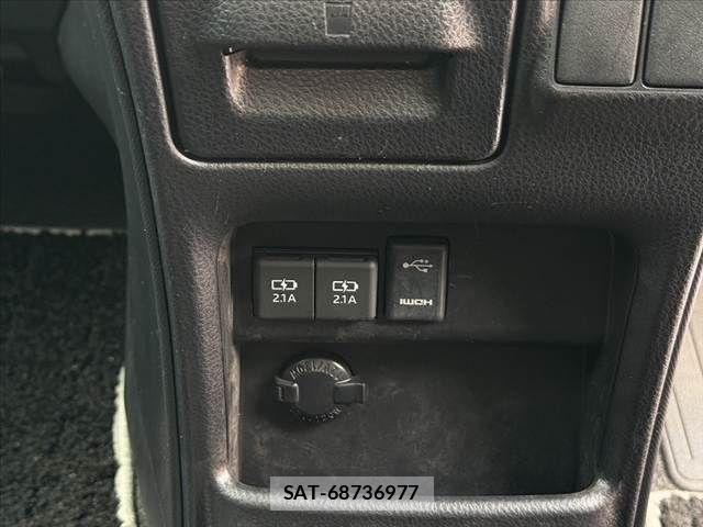 Toyota VOXY 2021-01 8686884-26