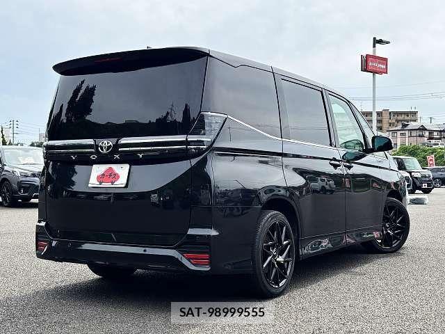 Toyota VOXY 2022-03 8746701-2