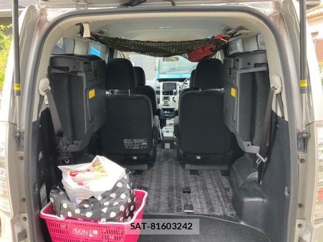 Toyota VOXY 2013-10 8746736-10