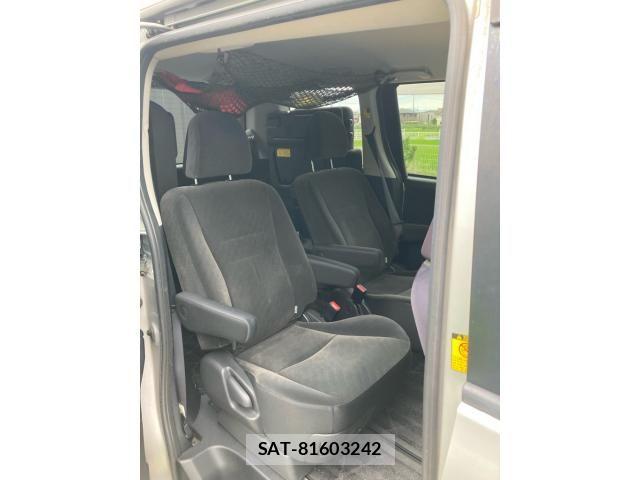 Toyota VOXY 2013-10 8746736-11