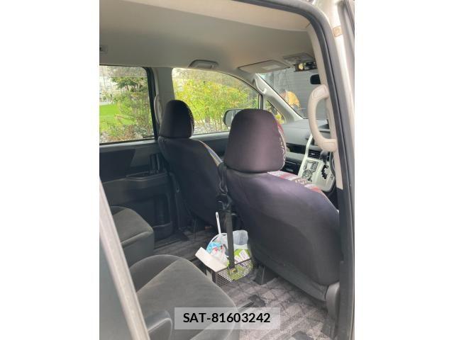 Toyota VOXY 2013-10 8746736-12