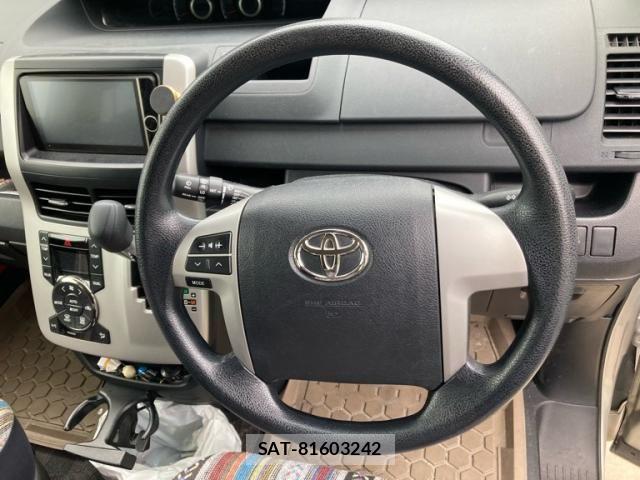 Toyota VOXY 2013-10 8746736-14