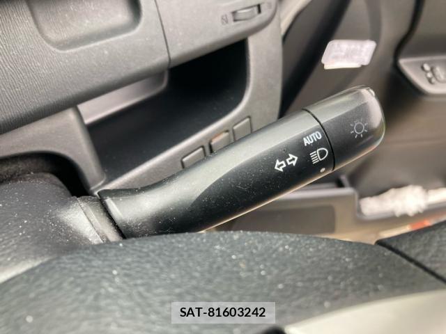 Toyota VOXY 2013-10 8746736-16