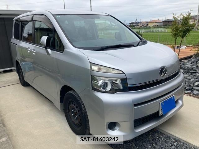 Toyota VOXY 2013-10 8746736-1