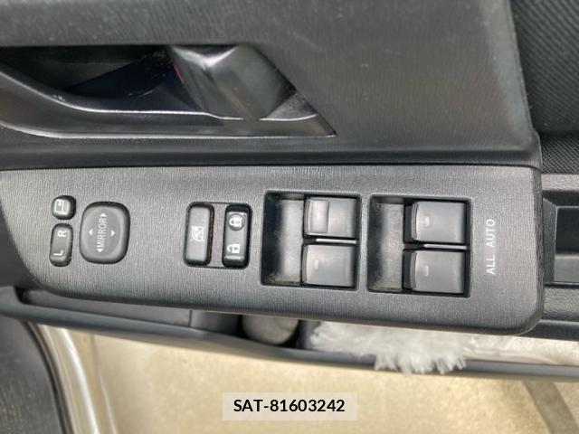 Toyota VOXY 2013-10 8746736-19