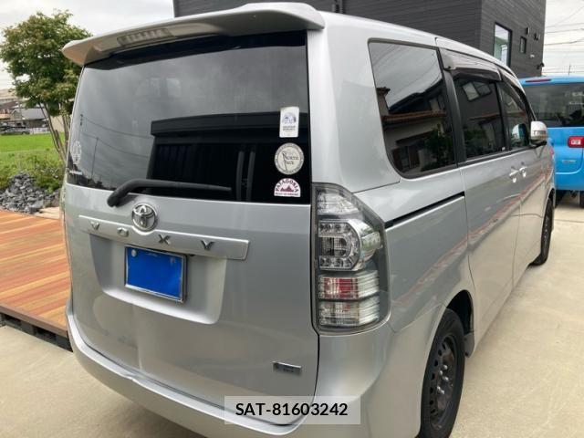 Toyota VOXY 2013-10 8746736-2