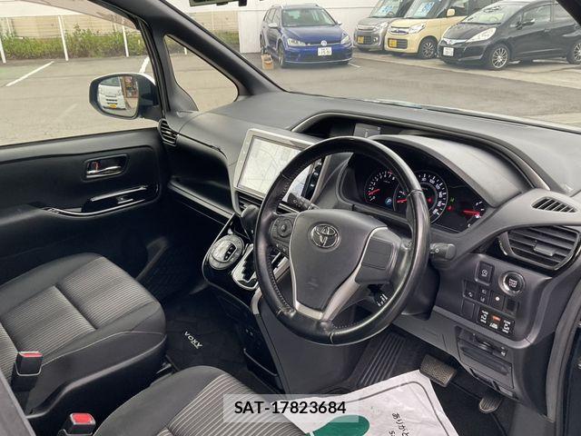 Toyota VOXY 2018-09 8746719-15