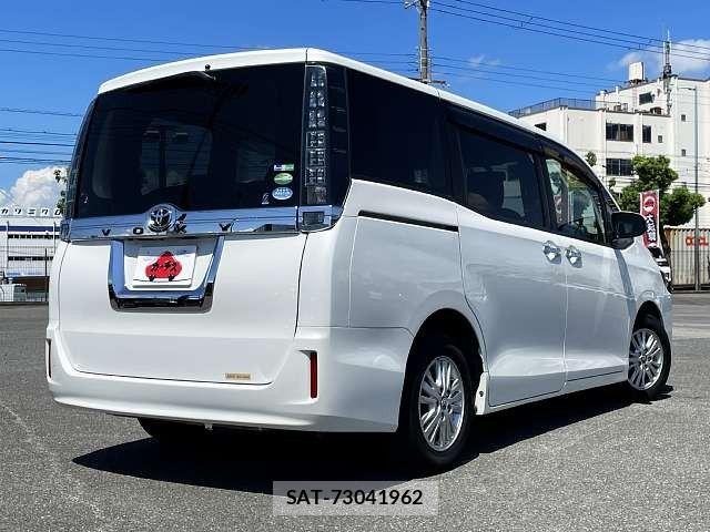 Toyota VOXY 2014-04 8746722-2
