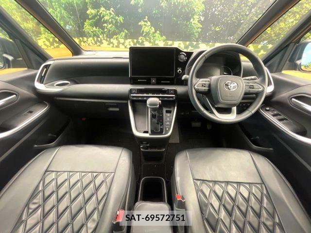 Toyota VOXY 2024-10 8746700-1