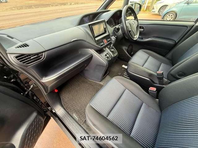 Toyota VOXY 2017-01 8746717-25