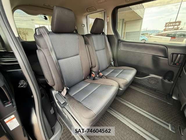 Toyota VOXY 2017-01 8746717-29