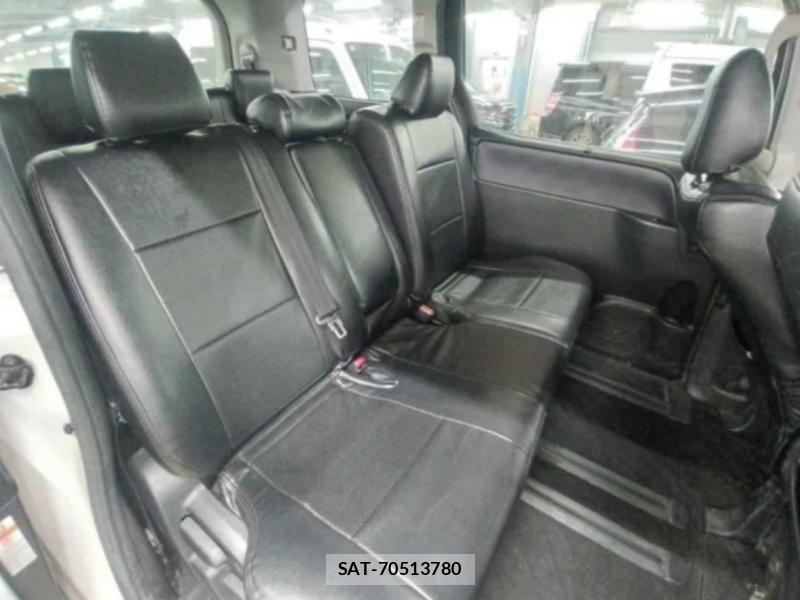 Toyota VOXY 2016-06 8726207-11