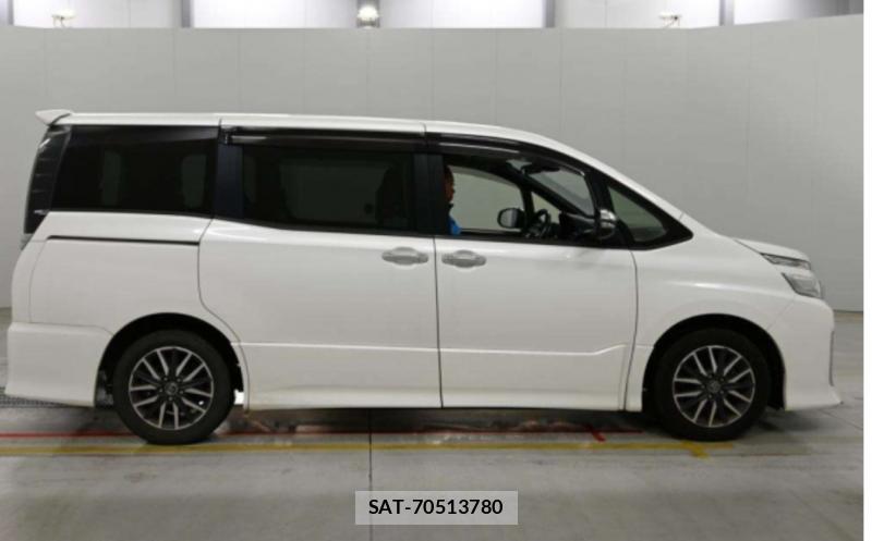 Toyota VOXY 2016-06 8726207-1