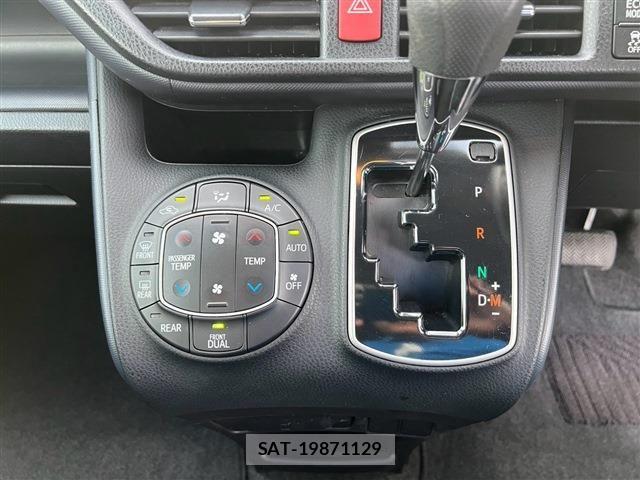 Toyota VOXY 2016-04 8746726-14