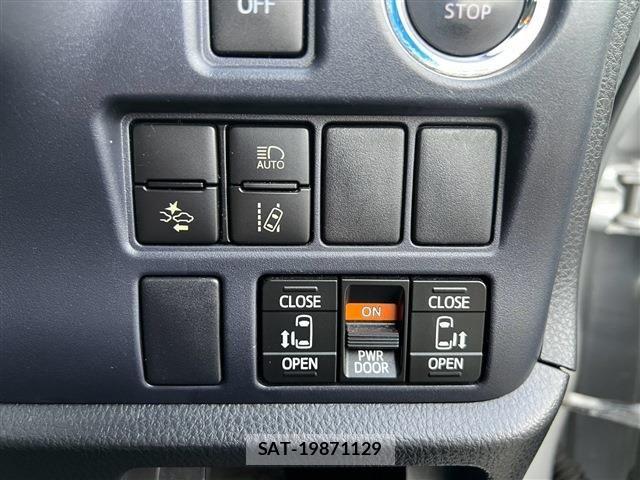 Toyota VOXY 2016-04 8746726-19