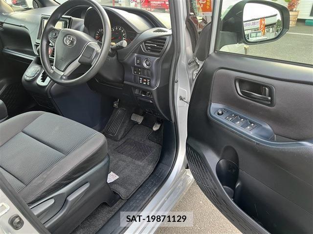 Toyota VOXY 2016-04 8746726-20