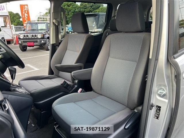 Toyota VOXY 2016-04 8746726-22