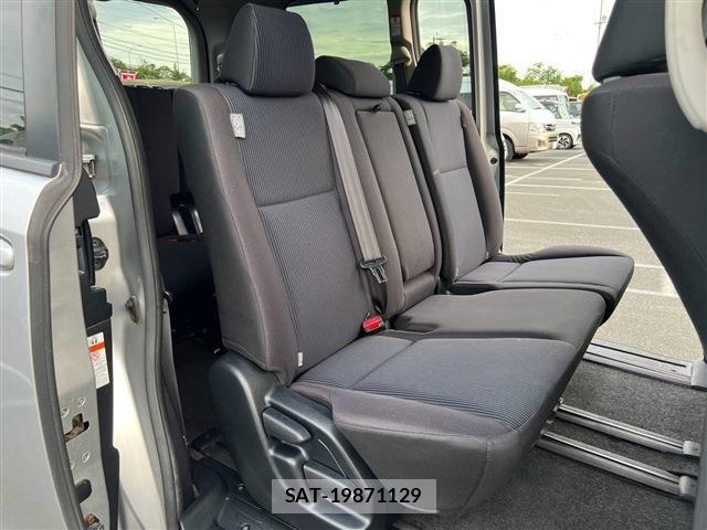 Toyota VOXY 2016-04 8746726-23