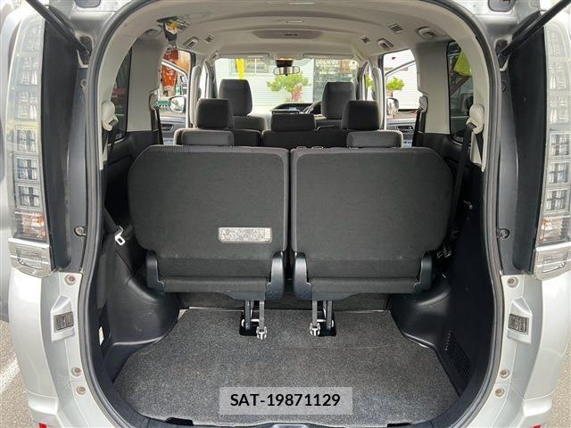 Toyota VOXY 2016-04 8746726-27