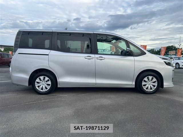 Toyota VOXY 2016-04 8746726-4