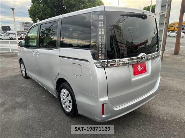 Toyota VOXY 2016-04 8746726-7